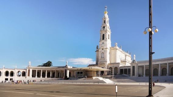 Da Lisbona: tour di gruppo da 8 persone di Fátima, Nazaré e Óbidos