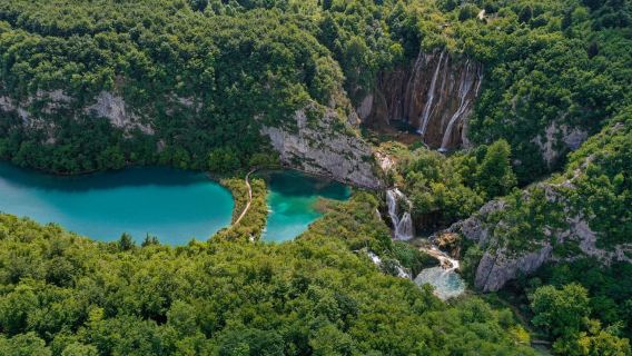 Zara: escursione guidata di un giorno intero ai laghi di Plitvice con giro in barca
