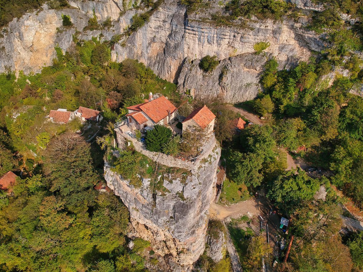 Tour di un giorno a Chiatura in Georgia: esplorazione della funivia, antiche chiese e resti sovietici