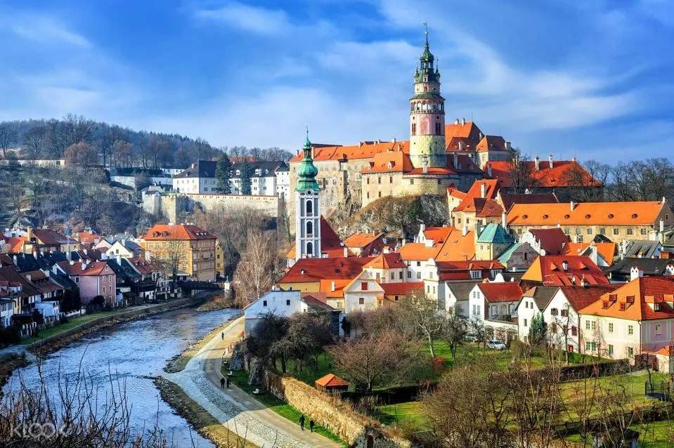 Prague to Cesky Krumlov 1-day tour + English guide commentary (includes admission ticket)