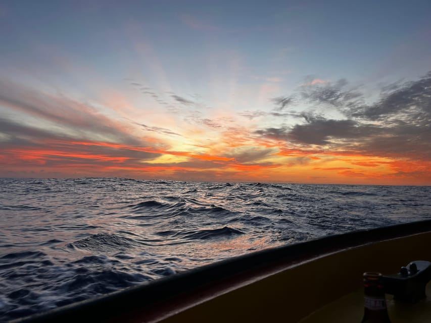Funchal: Un tramonto indimenticabile su una tipica barca Xavelha