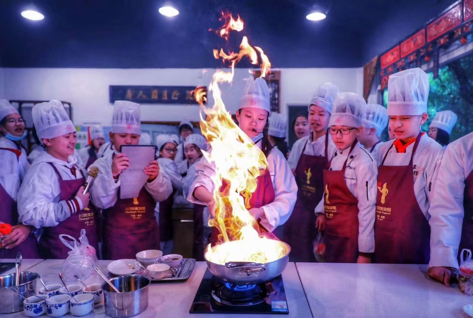 Museum Kuliner Sichuan Chengdu: Buat hidangan Sichuan secara manual dan ungkapkan cita rasa pedas legendaris selama seribu tahun.