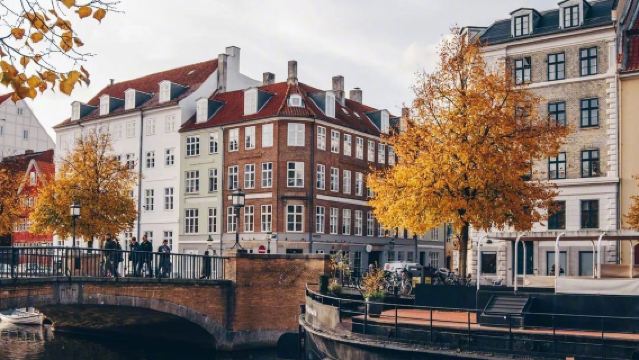 丹麥哥本哈根市政廳-安徒生童話屋-安徒生雕像-包車-私享行