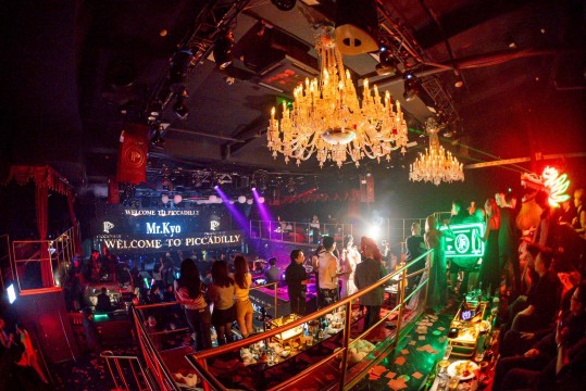 Osaka Umeda: Pertunjukan Langsung PICCADILLY PREMIUM & NIGHTCLUB & Shisha|Paket VIP