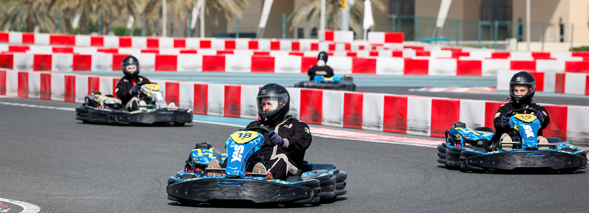 Esperienza immersiva nell'attività divertente di guidare personalmente i kart sul circuito di Yas Marina.