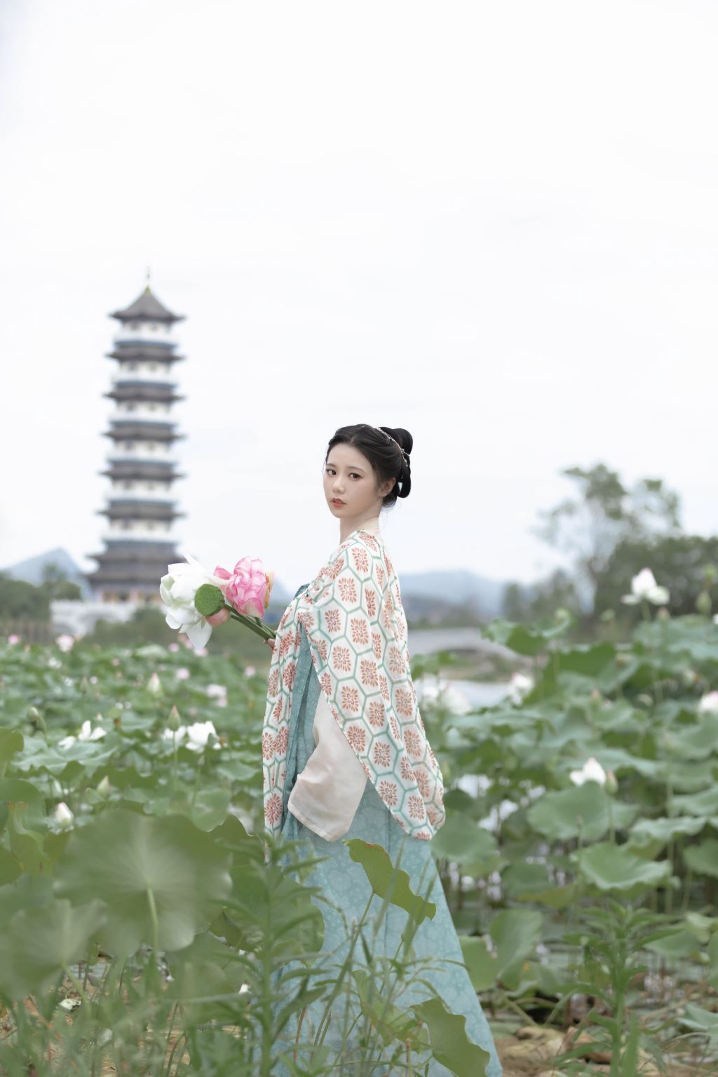 Danjiangkou Trip Moments[Wudang Daming Peak sunrise and sea of clouds photography with multilingual translation by local photographers and guides]