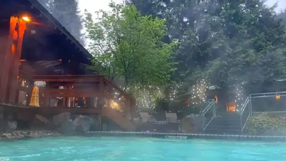 威化溪賞鮭+哈里遜溫泉村+蘭里堡：溫哥華來回一日遊/兩人成團