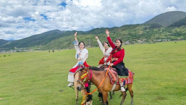 納帕海草原騎馬＋阿丫土司宴（特色美食＋藏族風情宴＋含接駁）