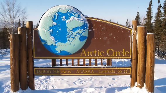 perjalanan satu hari ke Fairbanks, Alaska, menampilkan landmark Lingkaran Arktik dan eksplorasi udara Cahaya Utara.