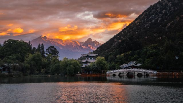麗江で見逃せない一日ツアー 虎跳峡＋黒龍潭公園[チケット＆専用車付き]