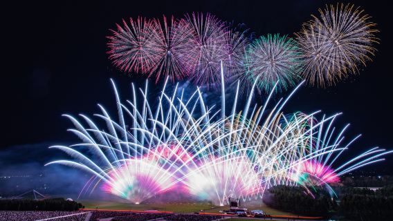 [Khởi hành từ Cửa Bắc Sapporo] "Lễ hội pháo hoa nghệ thuật Hokkaido 2026 ~ tại Công viên Moerenuma" [Ghế cỏ/Ghế premium (có ghế ngồi) - tùy chọn]