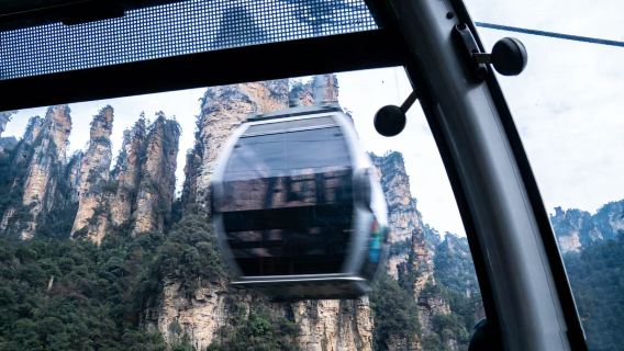 Zhangjiajie: Tianmen Mountain National Forest Park + Grand Canyon Glasbrücke Tagesausflug mit ZANBUS