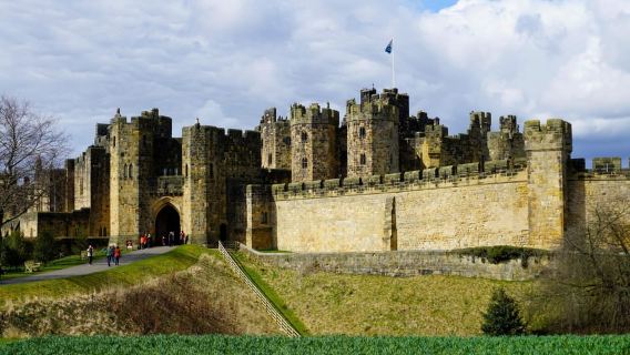 Edinburgh: Bamburgh Castle, Northumberland and Alnwick Trip