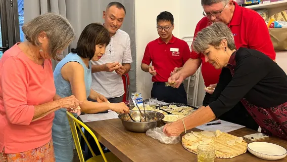 Eatwith Momentos para compartir - Shanghái - Explora el mercado tradicional del centro y descubre la auténtica cultura gastronómica de Shanghái, incluye taller de elaboración de dumplings para saborear los sabores locales
