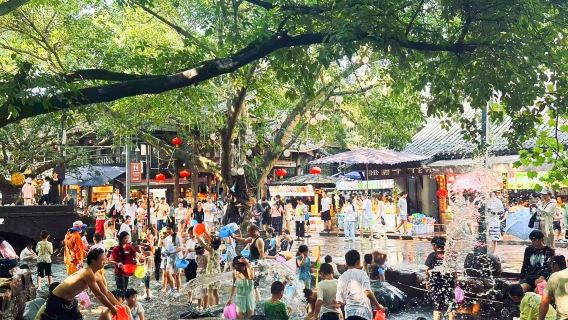 ○ Tour privato di 1 giorno per gruppi al Buddha gigante di Leshan + all'antica città di Huanglongxi, divertimento acquatico e vacanze estive, inclusi biglietti e servizio di guida turistica professionale