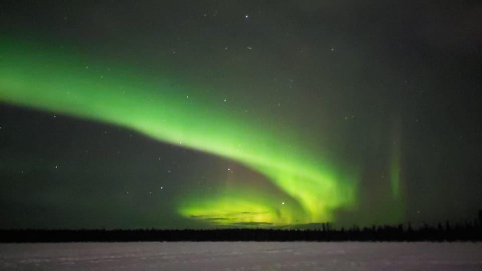 Kiruna: Schneeschuhwanderung mit Aurora-Jagd und warmem Getränk