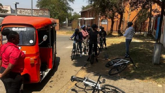 Tour de comida y cerveza en tuk-tuk por Soweto
