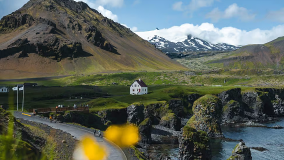 Island: Klassische Tagesausflug zur Halbinsel Snæfellsnes (Rotes Dach/Schwarze Kirche/Gruppe von 19 Personen)