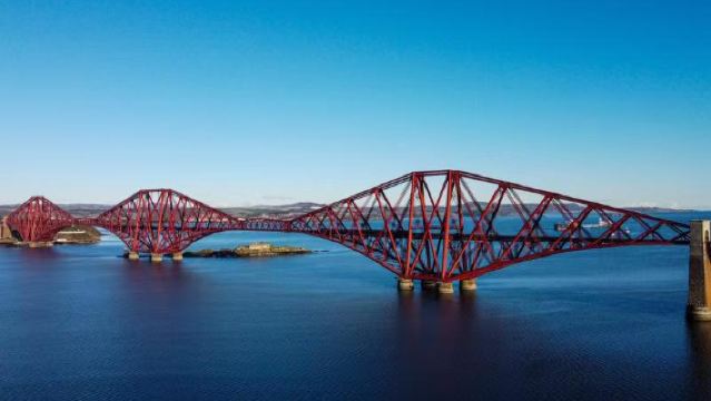 Edinburgh off-the-beaten-path 1-day tour: Forth Bridge + Blackness Castle + Linlithgow Palace