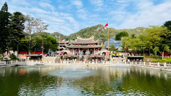 Buchen Sie Tickets für den Nanputuo-Tempel in Xiamen. Besuchen Sie diesen berühmten buddhistischen Tempel im Süden Fujians. Führungen sind verfügbar.