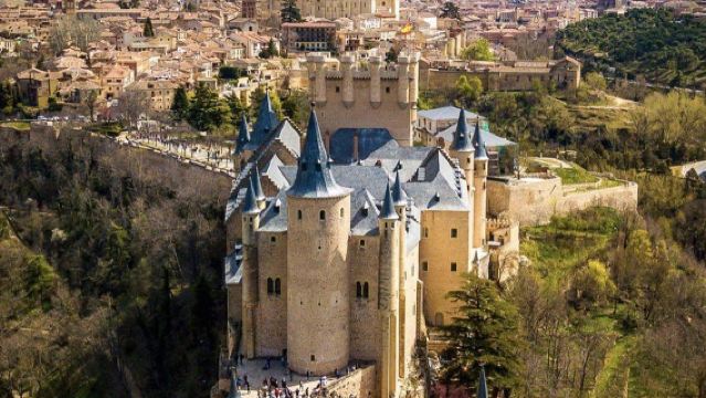 Lawatan sehari ke bandar lama Segovia (Akuaduk Rom Kuno) + Istana Alcázar di Madrid, Sepanyol