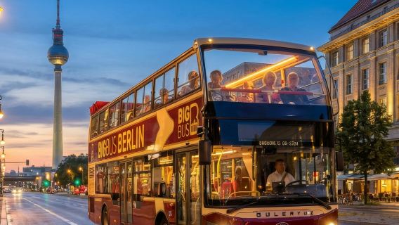 Berlim: Passeio Noturno de Ônibus Descoberto com Guia ao Vivo