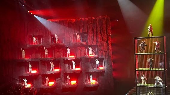 Chongqing 1949 Grand Theater show | 360° rotating stage + multilingual translation