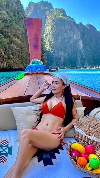Phi Phi: Luxury Private Longtail Boat to Maya Bay with Lunch