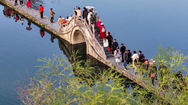安徽宏村+木坑竹海+西遞一日遊+選中英俄導遊 EA