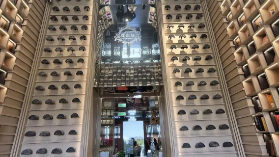 Eendaagse tour naar het Zibo Ceramic and Glass Museum, Zhoucun Ancient Mall en Haidai Tower - service in het Chinees en Engels
