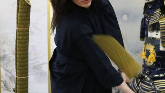 Ночное/пробное фехтование в стиле бусидо с настоящим самурайским мечом возле замка в Осаке