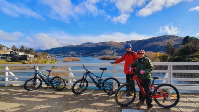 Recorrido panorámico guiado en bicicleta eléctrica: paseo hasta el lago
