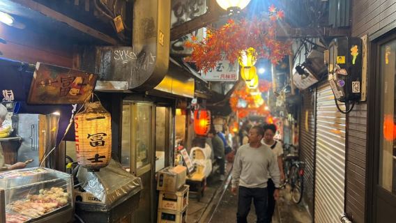 Tokio: Recorrido gastronómico por Shinjuku (15 platos y 4 restaurantes)