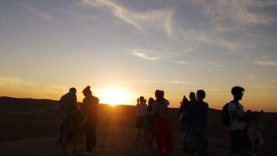 Marrakech: Atardecer en el desierto de Agafay, paseo en camello y cena con espectáculo