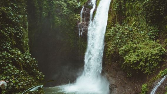 Reservar después de consultar/Servicio de transporte punto a punto/Aeropuerto/Playas de Jimbaran/Templo Tirta Empul/Acanto de Uluwatu/Nusa Lembongan/Bali, Indonesia/Conductor-guía turístico/Servicio de vehículo privado