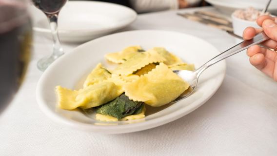 Modena: un tour gastronomico a piedi con un pasto completo e una guida locale
