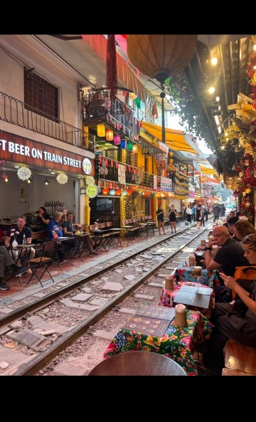 Tour 1 ngày khám phá Việt Nam + thành phố Hà Nội (phố tàu hỏa + Cầu Long Biên + Nhà thờ Lớn Thánh Jo