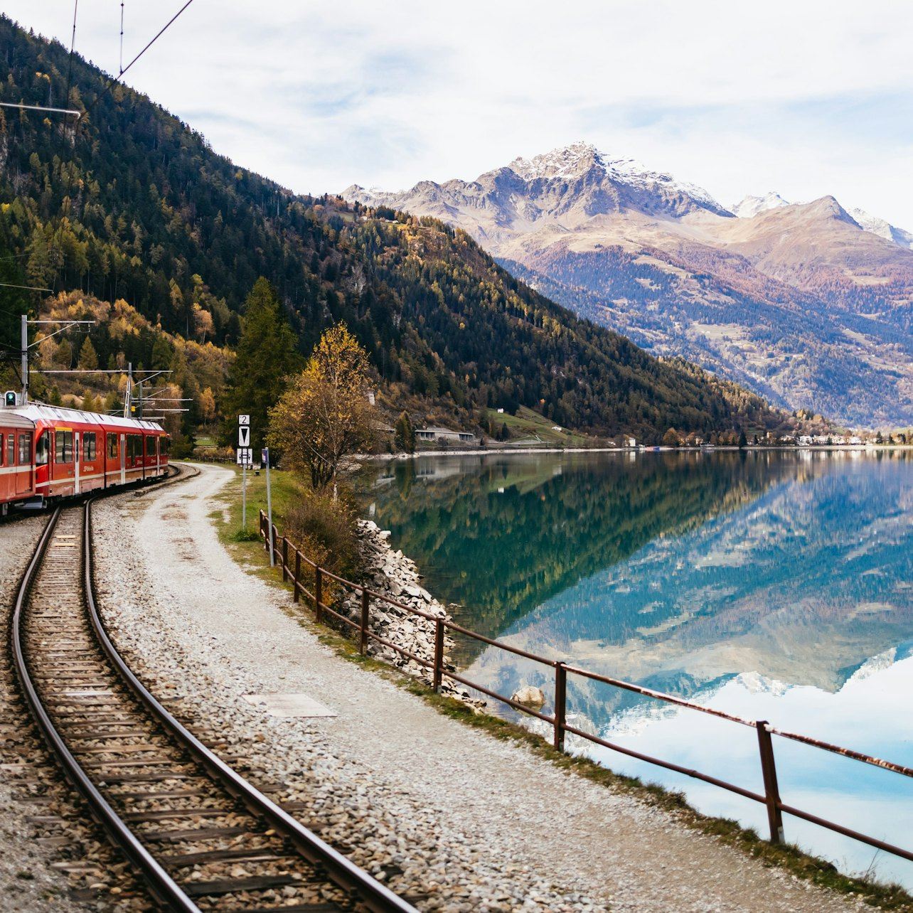 Lago de Como y St. Moritz: Excursión de un día desde Milán + Paseo en el tren rojo Bernina y crucero