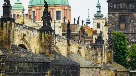 プラハ：カレル橋ガイド付きウォーキングツアー + 川ボートクルーズ
