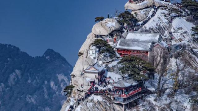 【挑戰華山】舒適接駁車+登山裝備&手套貼心禮包，輕鬆登頂