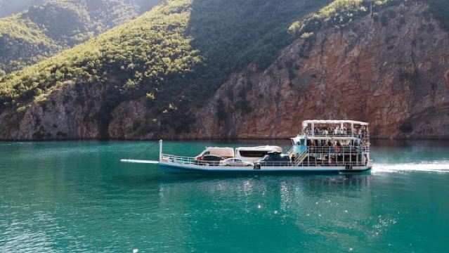 Von Shkodër: Tagesausflug zum Komani-See