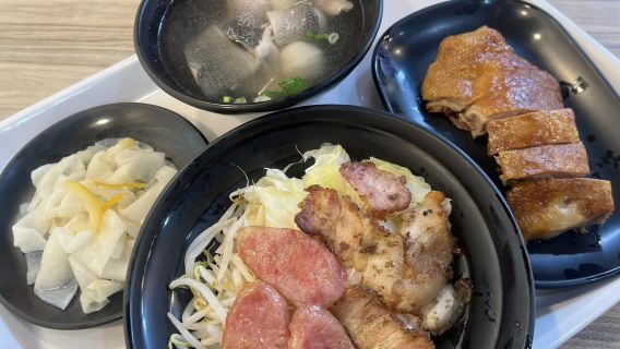 【老爺美食館-高雄鼎山店】米其林推薦• 招牌美食套餐焦糖燻鴨香茅煎肉柚香蘿蔔香腸飯