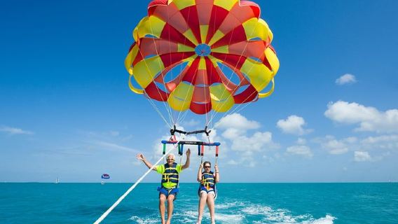 Pengembaraan Parasailing di Boracay Island
