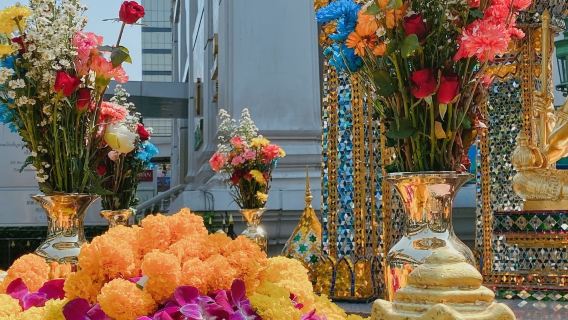 Thailand pays homage to the Four-Faced Buddha in Bangkok, pays homage to Erawan Shrine/Thao Mahaprom Shrine, and makes a vow. Bangkok’s Four-Faced Buddha makes a vow with photos. Multiple Option are available.