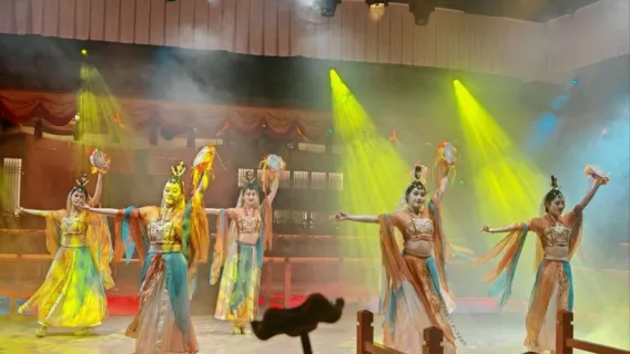 Lijiang Royal Banquet: Immersive experience of a thousand-year-old imperial feast (ancient palace scene + immersive time travel + traditional music and dance performance + ancient Clothes & Accessories experience)