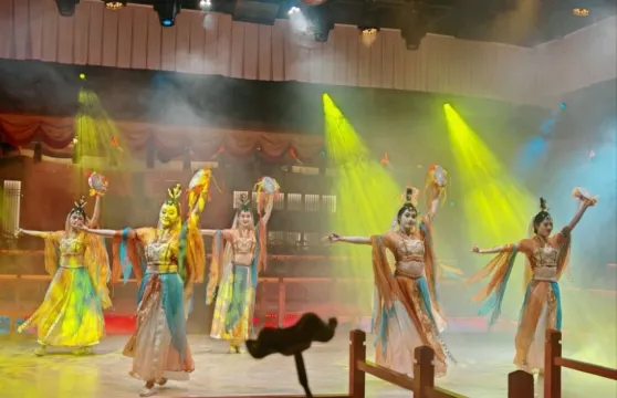 麗江御宴•沉浸式體驗千年前的宮廷君王享受盛宴（古風宮廷場景+沉浸式穿越+傳統樂舞表演+古代服裝體驗）