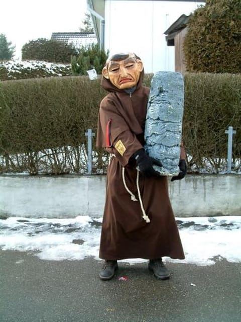 Stuttgart: 4-castle winter hike with costume tour