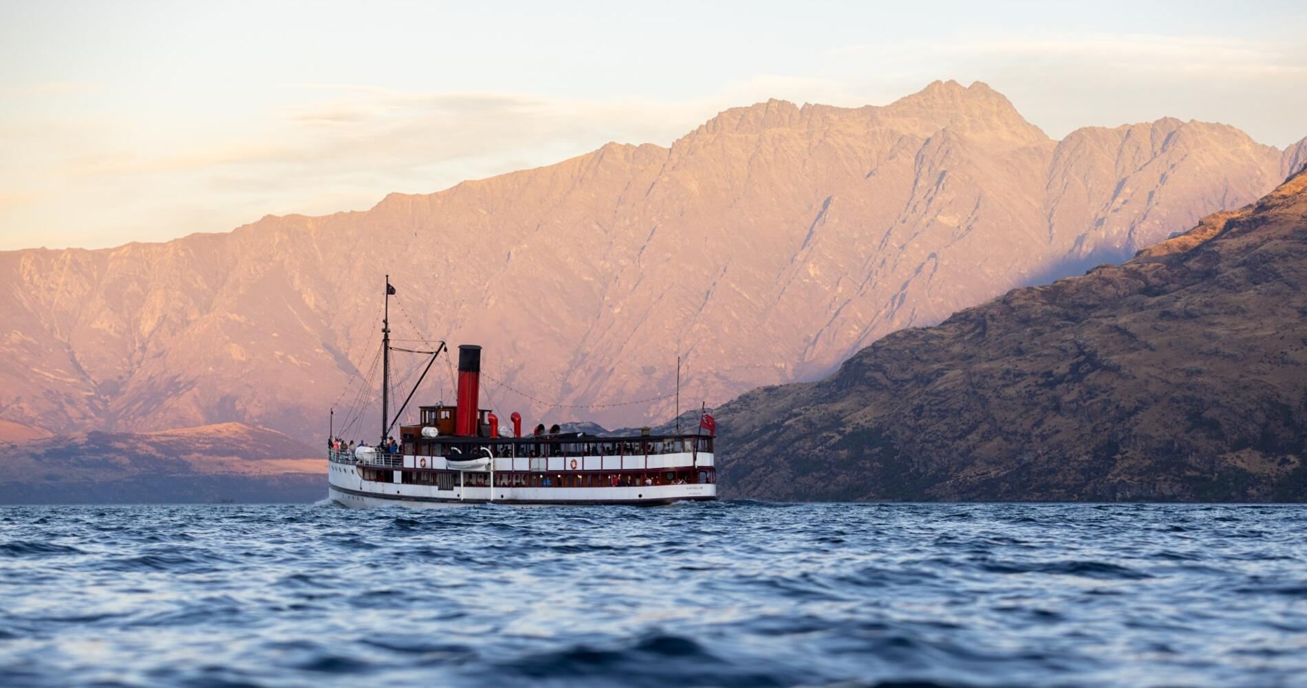 ควีนส์ทาวน์ ล่องเรือกลไฟโบราณทีเอสเอสเอิร์นสลอว์ + ทัวร์ฟาร์ม + บาร์บีคิวกลางวัน/เย็น + ขี่ม้า