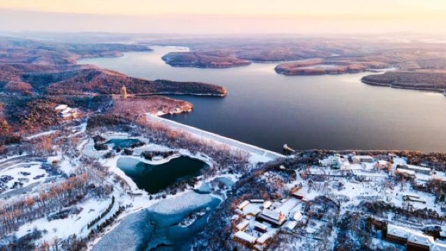Bernafas Dalam Hutan · Salji Merah Jambu Mewah – Lawatan Sehari Sewaan Peribadi Changchun ke Tasik Jingyue + Pulau Teratai + Gunung Tianding