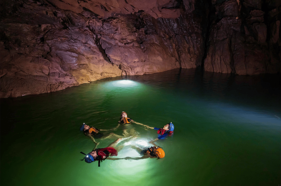 4.5km의 퐁냐 지하강을 정복하세요